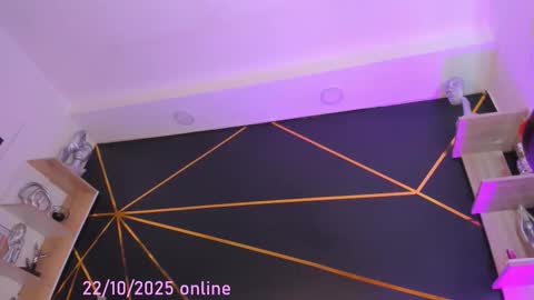 Tifanny Benitez  online show from 10/22/25, 08:52