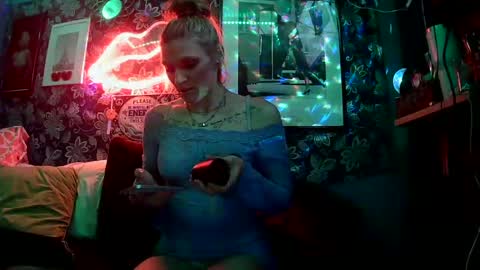 Leeah CloudZzz online show from 10/28/25, 08:18