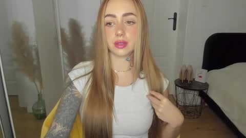 C o r a l i e online show from 02/09/26, 03:16