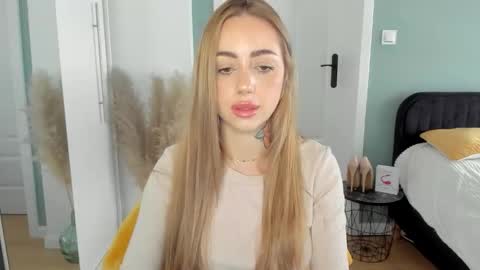 C o r a l i e online show from 04/23/26, 12:29