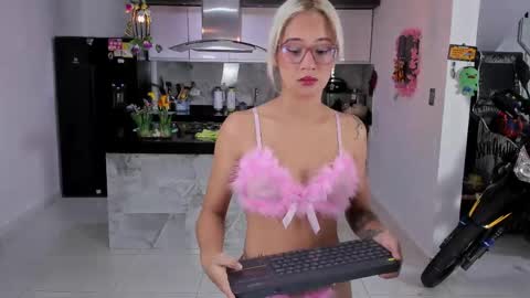 Snapshot of sexy_hot_friends_ chatting on 05/24/26, 04:28 WENDY MAX AND VICKY online show from 05/24/26, 04:28