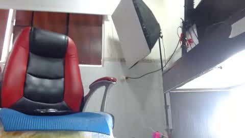 Snapshot of sexy_mature_hot01 chatting on 10/03/25, 02:25 MARIPOSA online show from 10/03/25, 02:25