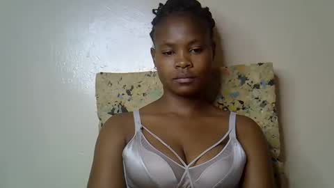Snapshot of sexy_molyne chatting on 04/29/26, 12:05 Molyne online show from 04/29/26, 12:05