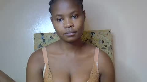 Snapshot of sexy_molyne chatting on 05/01/26, 01:37 Molyne online show from 05/01/26, 01:37