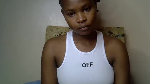 Snapshot of sexy_molyne chatting on 05/05/26, 04:31 Molyne online show from 05/05/26, 04:31