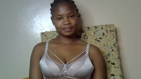 Snapshot of sexy_molyne chatting on 05/13/26, 05:05 Molyne online show from 05/13/26, 05:05