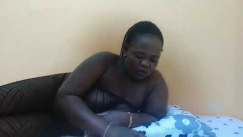 Snapshot of sexy_mummy25 chatting on 12/17/25, 12:44 sexy_mummy25 online show from 12/17/25, 12:44