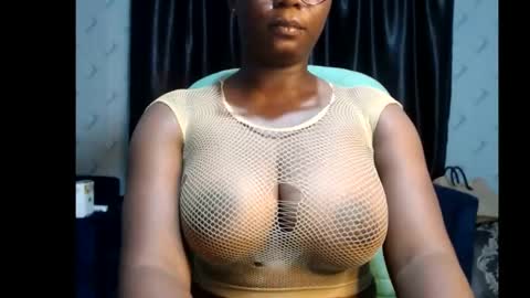 Snapshot of sexy_pearl12 chatting on 02/12/25, 06:40 zoe online show from 02/12/25, 06:40