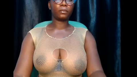 Snapshot of sexy_pearl12 chatting on 03/11/25, 06:30 zoe online show from 03/11/25, 06:30