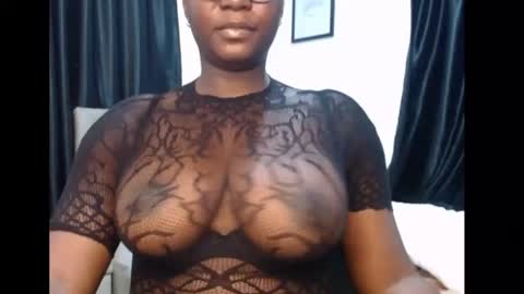 Snapshot of sexy_pearl12 chatting on 05/19/26, 12:11 zoe online show from 05/19/26, 12:11