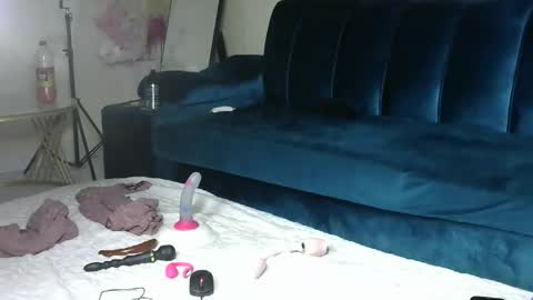 sexy pigeon online show from 02/16/26, 01:46