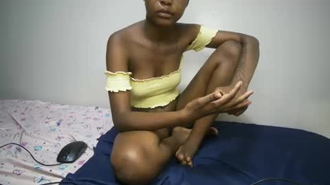 sexyasspetitte_ online show from 01/10/25, 03:07