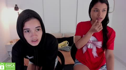 Snapshot of sexychanell_18 chatting on 01/11/25, 12:40 chanell and yina online show from 01/11/25, 12:40