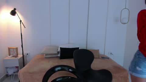 Snapshot of sexychanell_18 chatting on 01/16/25, 12:31 chanell and yina online show from 01/16/25, 12:31