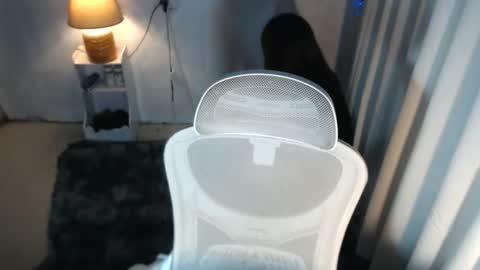 Snapshot of sexydevine_34 chatting on 11/16/25, 01:22 Devine online show from 11/16/25, 01:22