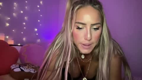 Snapshot of sexygoodvibebabe69 chatting on 12/22/24, 09:11 Ashley Love online show from 12/22/24, 09:11