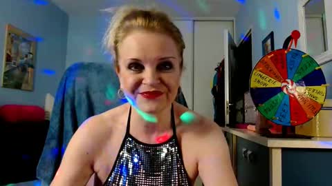 Snapshot of sexyjennyeu chatting on 10/10/25, 07:46 Jenny online show from 10/10/25, 07:46