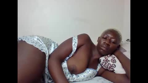 Snapshot of sexykitty48 chatting on 10/19/25, 06:41 FENNY online show from 10/19/25, 06:41