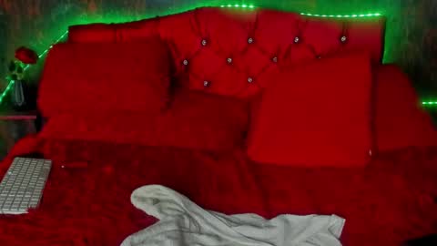Snapshot of sexylaurita4u chatting on 12/14/24, 06:41 laura online show from 12/14/24, 06:41