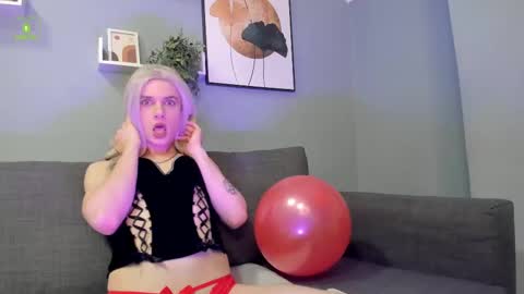 Snapshot of sexymiatrans chatting on 02/14/25, 05:36 Sexy online show from 02/14/25, 05:36