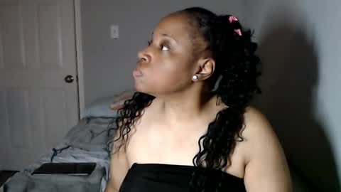 Snapshot of sexymona1218 chatting on 10/24/25, 03:47 SexyMona online show from 10/24/25, 03:47
