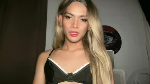 Snapshot of sexynakedweapon chatting on 06/19/26, 06:12 LIEZEL online show from 06/19/26, 06:12
