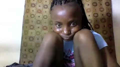 Snapshot of sexyneedle22 chatting on 02/07/25, 06:56 VIVIAN online show from 02/07/25, 06:56