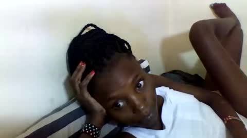 Snapshot of sexyneedle22 chatting on 02/11/25, 12:48 VIVIAN online show from 02/11/25, 12:48
