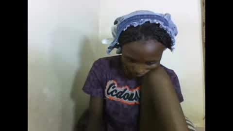 Snapshot of sexyneedle22 chatting on 02/17/25, 07:10 VIVIAN online show from 02/17/25, 07:10