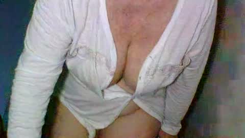 Snapshot of sexyoldwet chatting on 07/17/26, 10:25 AnneSofia online show from 07/17/26, 10:25