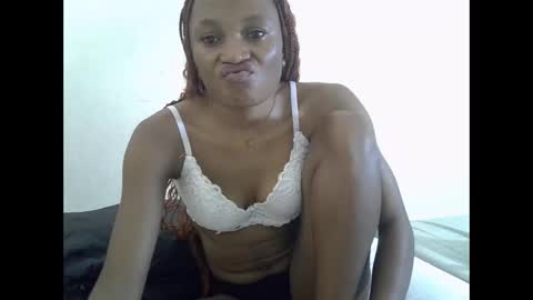 Snapshot of sexypetite4 chatting on 09/22/25, 07:10 SHARON online show from 09/22/25, 07:10