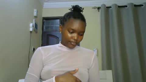 Snapshot of sexypetite_lee chatting on 12/18/24, 05:48 Lee online show from 12/18/24, 05:48