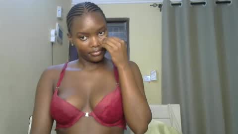 Snapshot of sexypetite_lee chatting on 03/11/25, 12:17 Lee online show from 03/11/25, 12:17