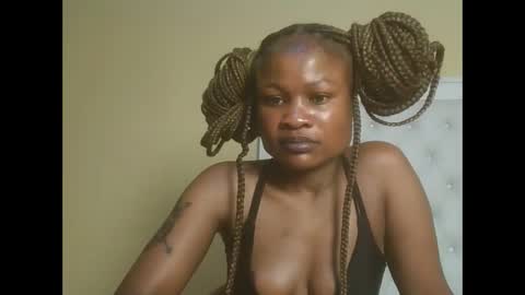 queenivy online show from 11/12/25, 06:19