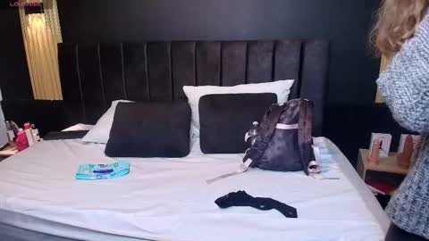 Snapshot of sexyrachel_ chatting on 10/01/25, 12:00 R A C H E L online show from 10/01/25, 12:00