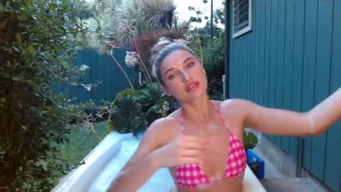 Snapshot of sexyserenah chatting on 05/25/26, 04:40 Squriting serenah online show from 05/25/26, 04:40