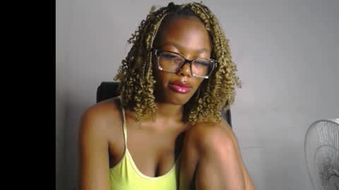 Snapshot of sexyslim_ebony chatting on 02/18/26, 07:15 Darkskinned Rae online show from 02/18/26, 07:15