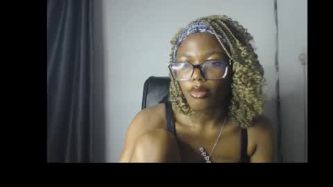 Snapshot of sexyslim_ebony chatting on 02/24/26, 10:30 Darkskinned Rae online show from 02/24/26, 10:30