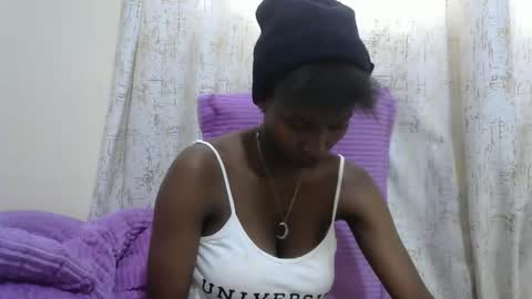 Snapshot of sexytinyy chatting on 12/17/25, 10:32 maria online show from 12/17/25, 10:32