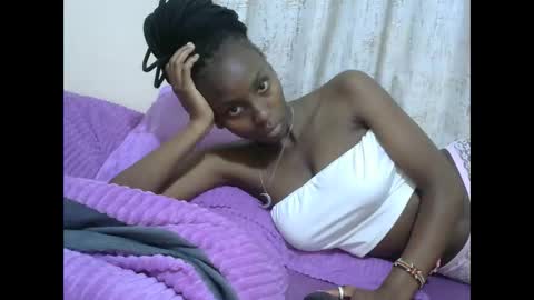 Snapshot of sexytinyy chatting on 02/06/26, 10:35 maria online show from 02/06/26, 10:35