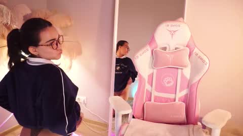 Lily  online show from 11/30/25, 04:00