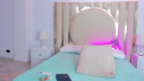 Snapshot of shainabonne chatting on 01/25/25, 11:11 Shaina online show from 01/25/25, 11:11