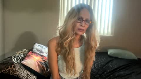 Snapshot of shamanwoman chatting on 12/22/24, 04:27 Shaman Woman online show from 12/22/24, 04:27