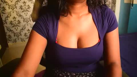 Snapshot of shanaya_indian chatting on 11/21/25, 04:00 shanaya indian online show from 11/21/25, 04:00