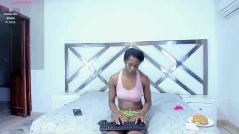 Snapshot of shanelle__ chatting on 11/10/25, 01:10 S H A N E L L E online show from 11/10/25, 01:10