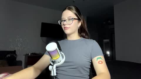 Snapshot of shannanwonnacott chatting on 10/22/25, 02:06 Lissa online show from 10/22/25, 02:06