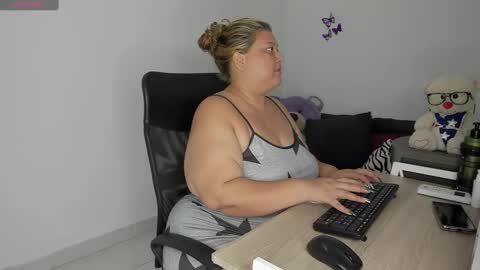 Snapshot of shannonbbw chatting on 12/17/24, 10:22 SHANNONBBW online show from 12/17/24, 10:22