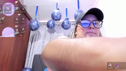 Snapshot of shantal_smith9 chatting on 11/27/25, 03:52 S H A N T A L S M I T H online show from 11/27/25, 03:52