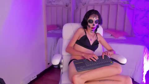 Snapshot of shantal_thompson21 chatting on 10/15/25, 04:56 Shantal online show from 10/15/25, 04:56