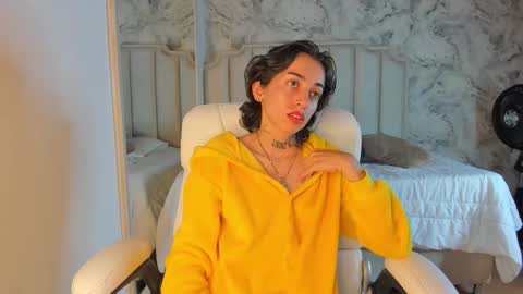 Snapshot of shantal_thompson21 chatting on 11/01/25, 03:52 Shantal online show from 11/01/25, 03:52